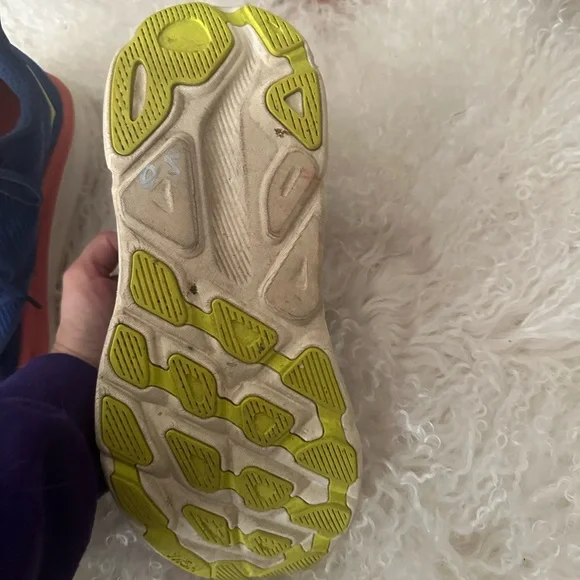 Hoka one one Clifton 9 wide- size 9.5 WIDE WIDTH - Picture 3 of 13